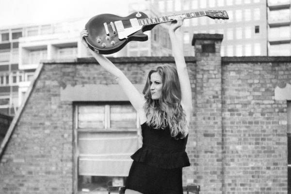 Live & Unsigned Winners Coco And The Butterfields Receive £2000 Fret-King Black Label Guitar Prize