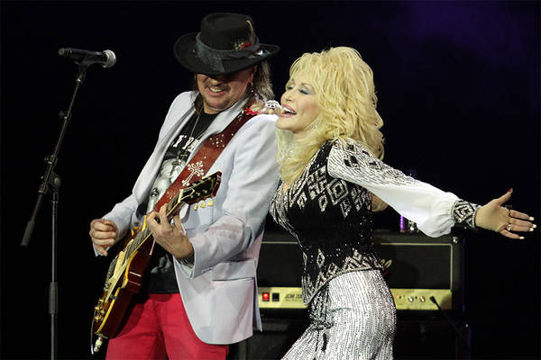 Richie Sambora And Dolly Parton Stun London’s O2 Arena With Unforgettable Surprise Duet