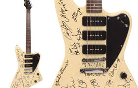 Kirsty MacColl signed Fret-King guitar auction to raise money for Cuban children